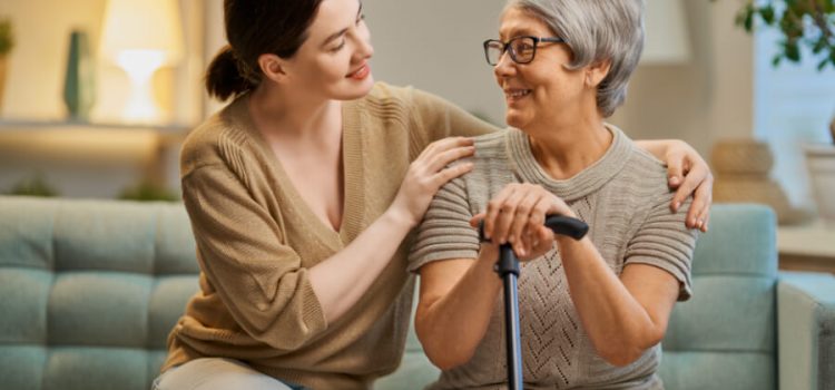 ¿Cómo saber que necesitas una cuidadora de personas mayores?